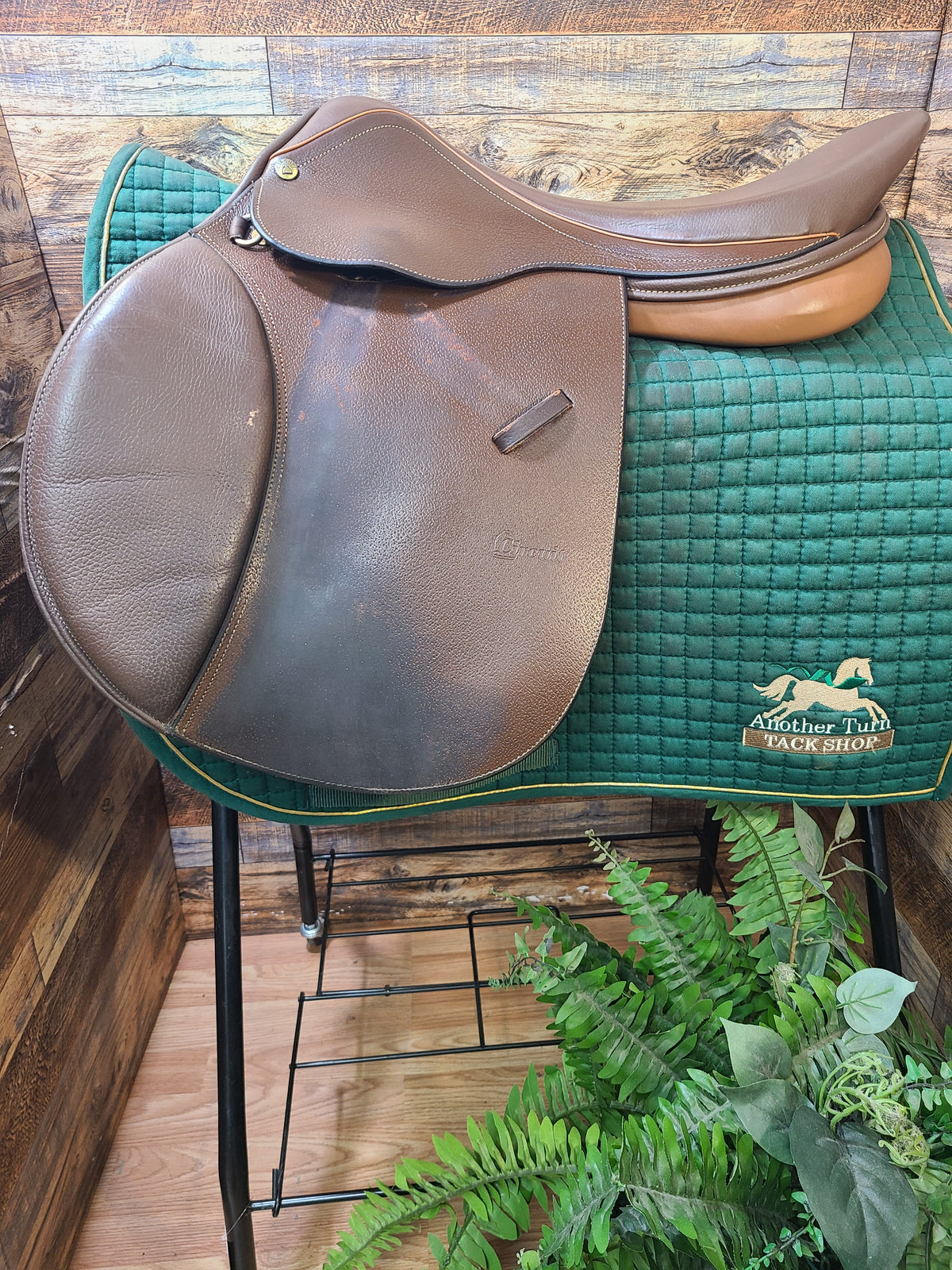 18"Dover Circuit Close Contact Saddle