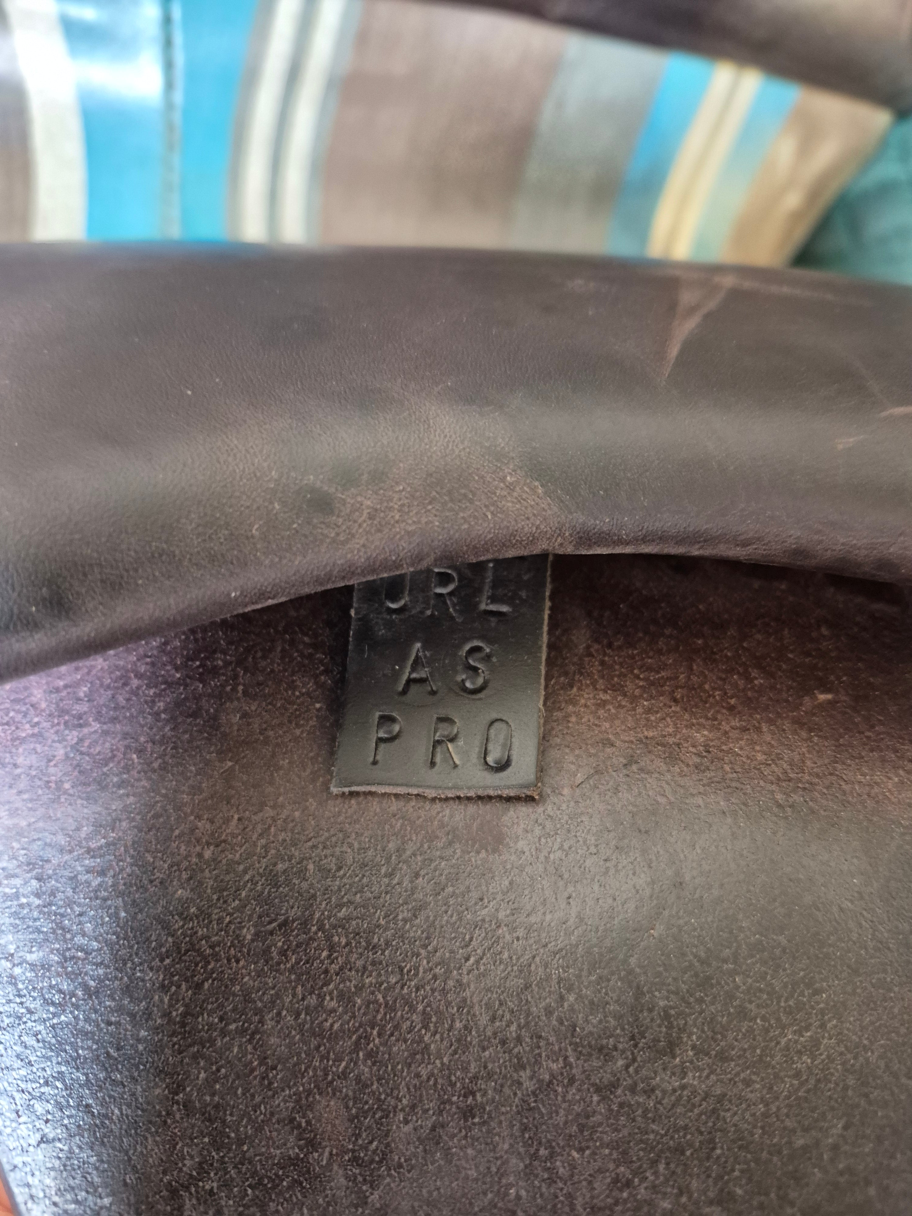 17" Voltaire Palm Beach Close Contact