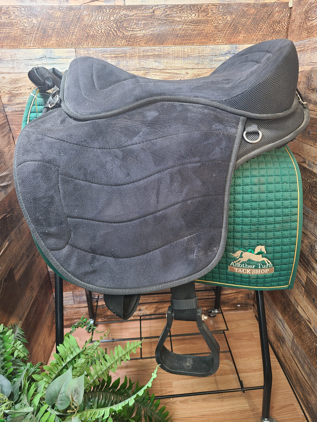 Treeless Synthetic Endurance Saddle