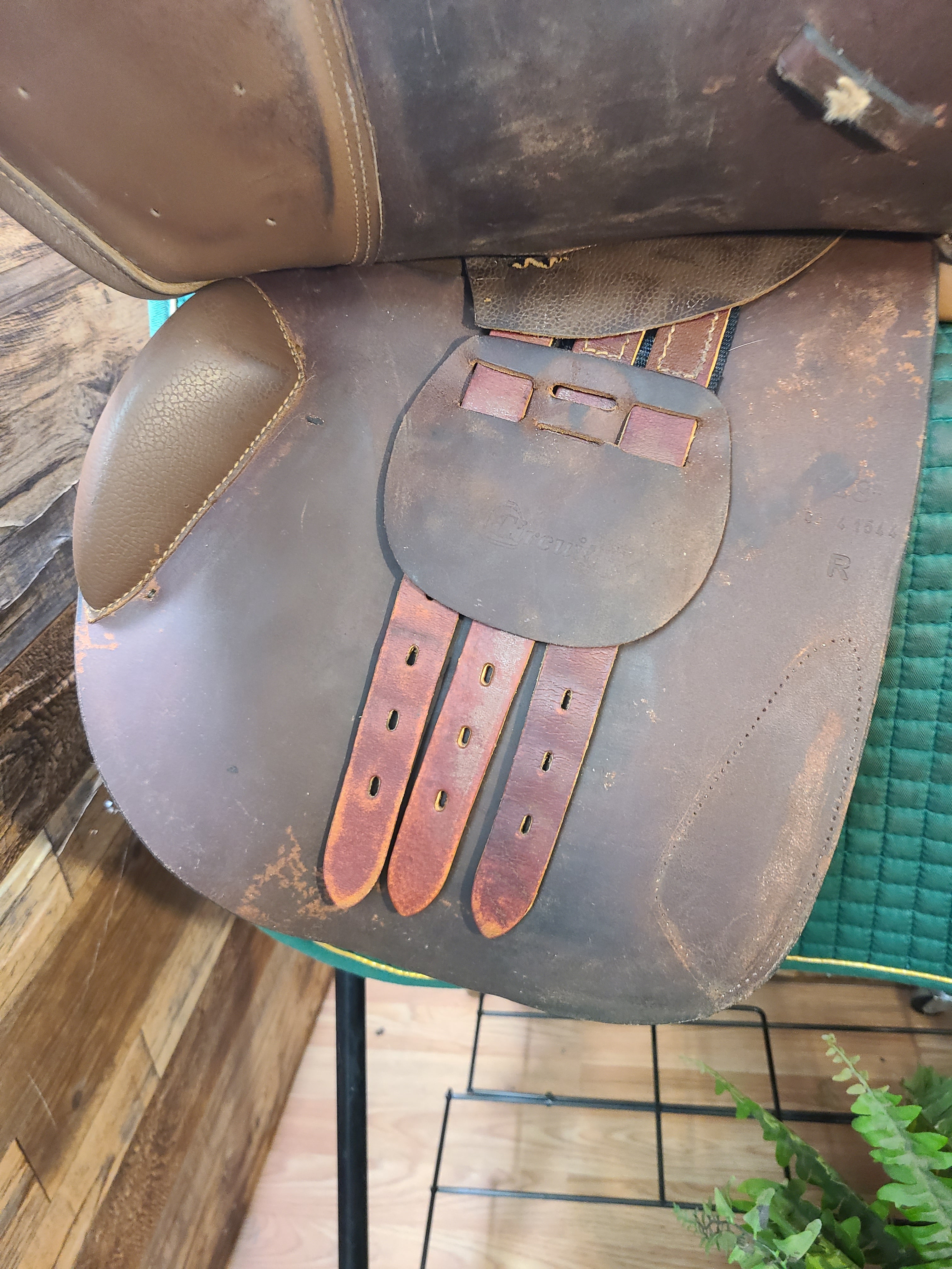 18"Dover Circuit Close Contact Saddle