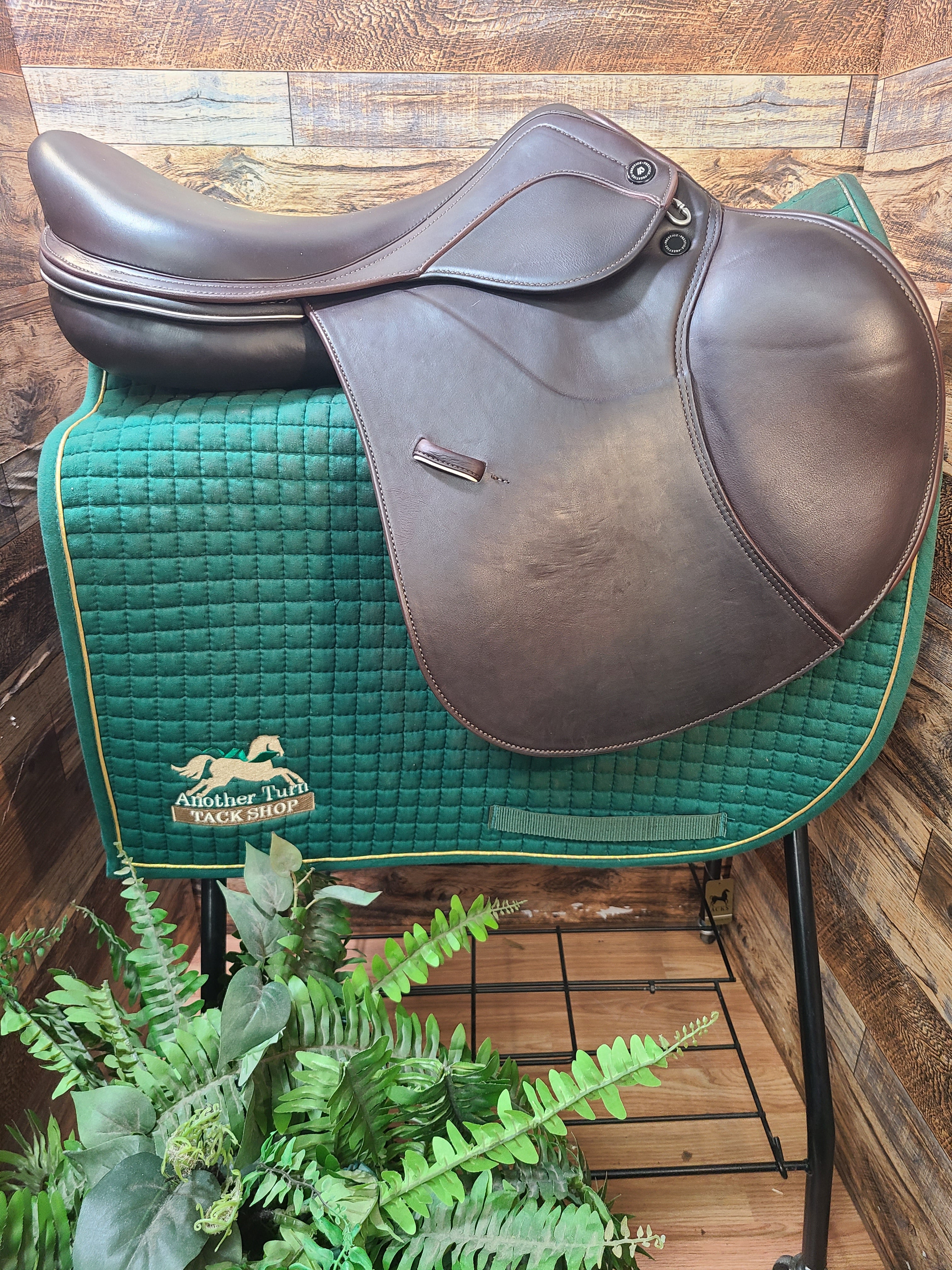 17.5" Prestige Rubino Close Contact Saddle (2024)