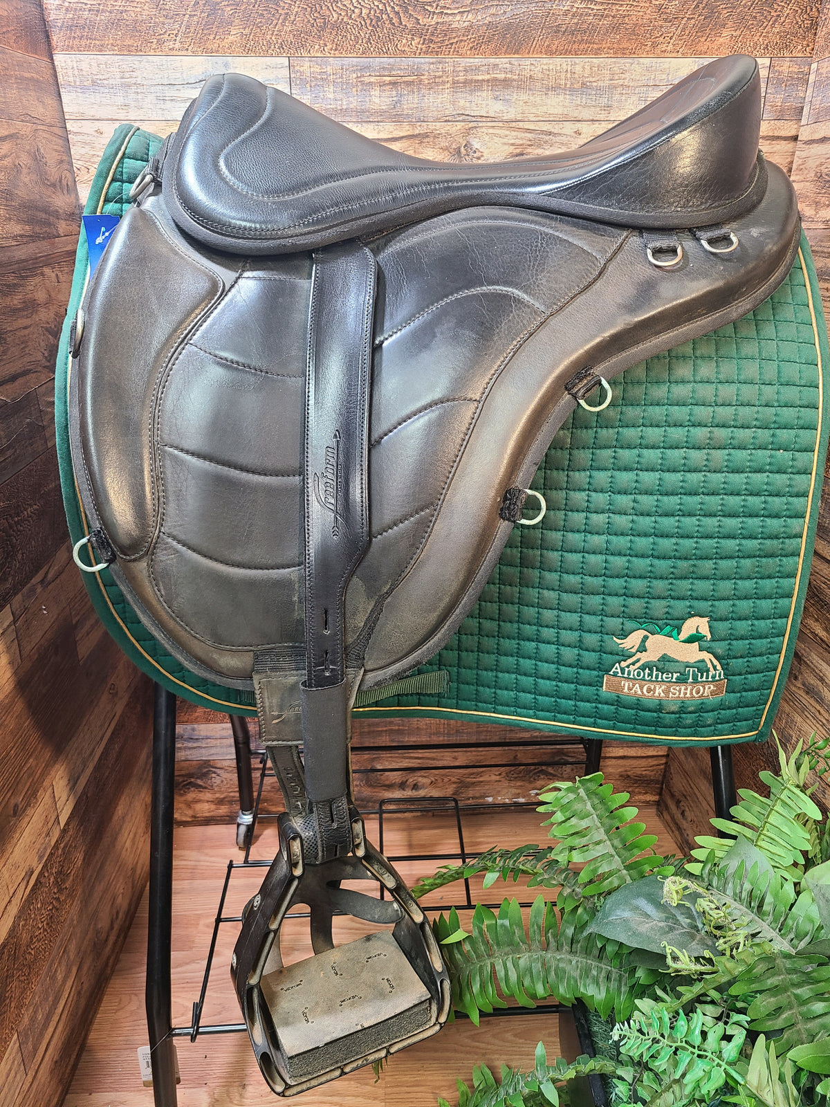 18" Freeform Treeless Saddle w/ Stirrups